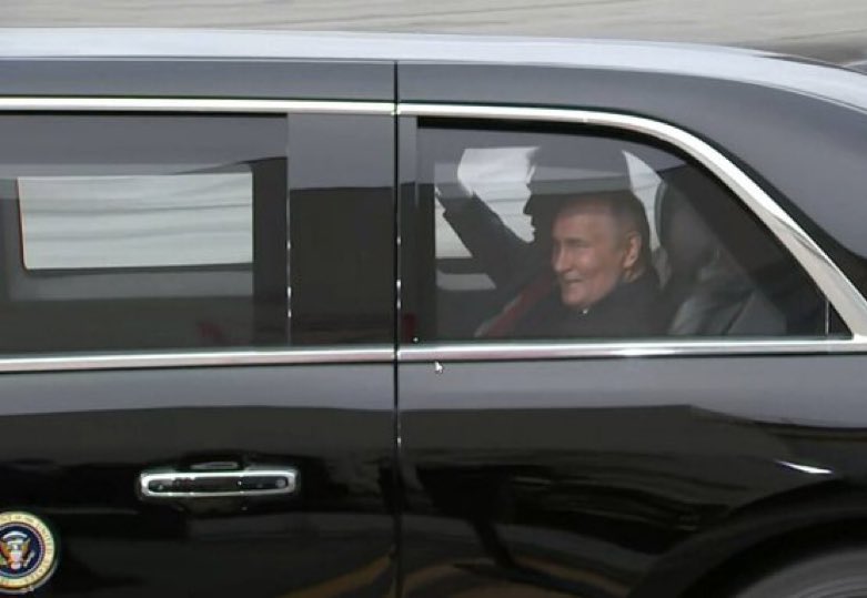 Senyum Putin dari Balik Limosin The Beast, Warnai Pertemuan Panas KTT Alaska